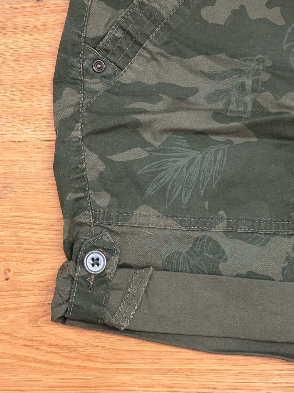 NWT UnionBay Womens Size 10 Olive Green Camo "Serpent-Tahiti" Print Cargo Shorts - Picture 10 of 12